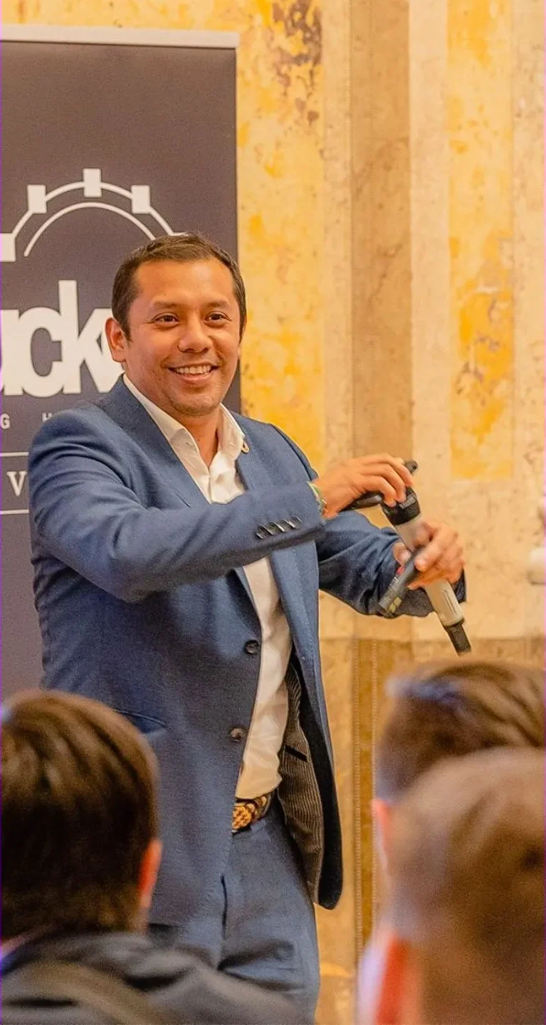 Speaker during a session in Vienna